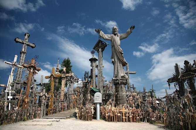 2 countries! Hill of Crosses, Rundale Palace and Bauska castle - The day at a glance