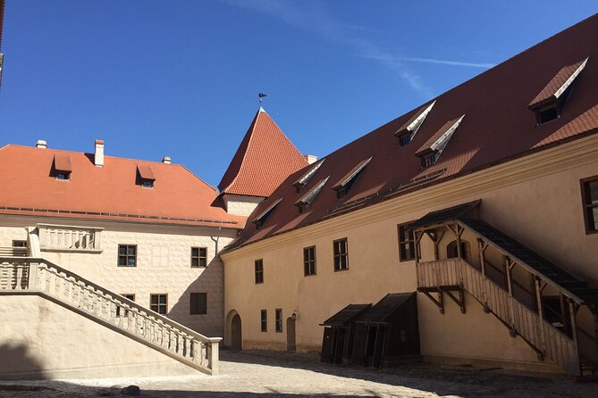 2 countries! Hill of Crosses, Rundale Palace and Bauska castle - Eleja and the border: a five-minute photo stop