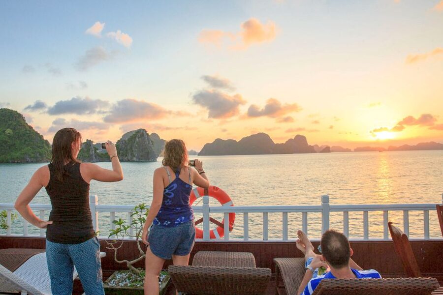 2-Day Royal Palace Ha Long Bay & Ti Top Island Cruise - The return cruise and cooking class
