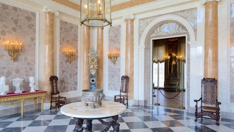 3-hour: Palace of King Jan Sobieski in Wilanow/inc. Pick-up/ - Hotel pickup makes the morning easier