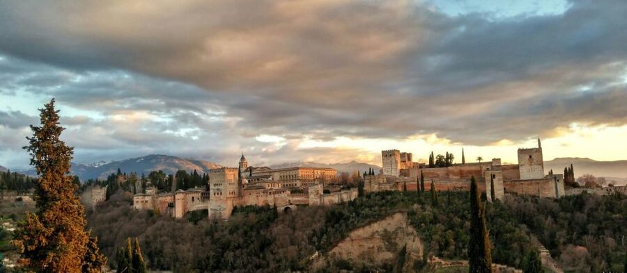Alhambra and Nasrid Palaces and Local Food Experience - Generalife Gardens and the sultan’s summer retreat