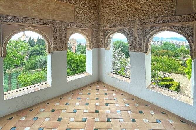 Alhambra and Nasrid Palaces Guided Tour with Tickets - Why the Alhambra works best with a guide