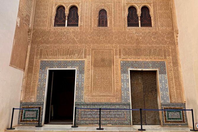 Alhambra and Nasrid Palaces Guided Tour with Tickets - Nasrid Palaces: the essential 75 minutes