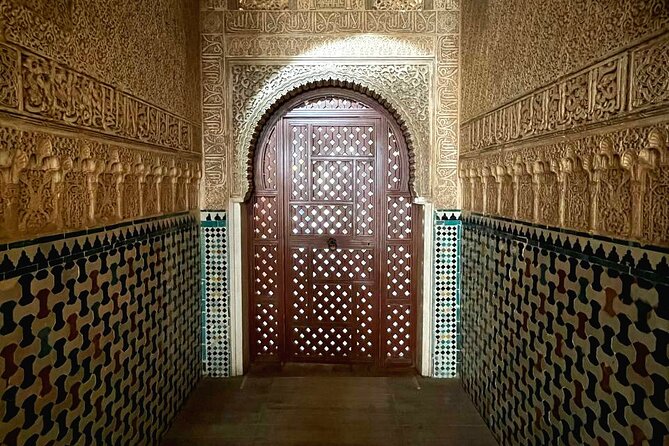Alhambra and Nasrid Palaces Guided Tour with Tickets - The guides are a major part of the experience