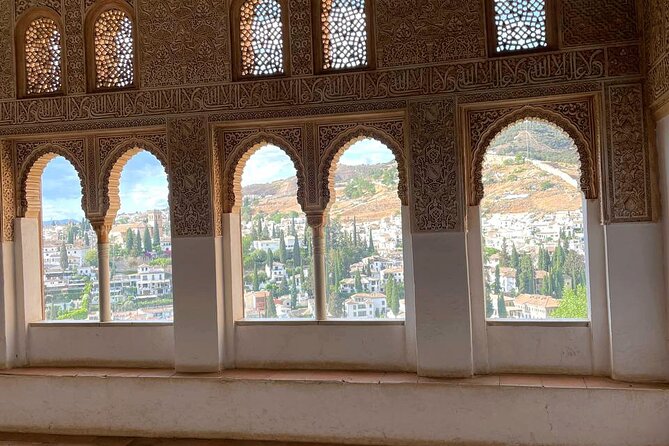 Alhambra and Nasrid Palaces Guided Tour with Tickets - Timing, crowds, and practical comfort