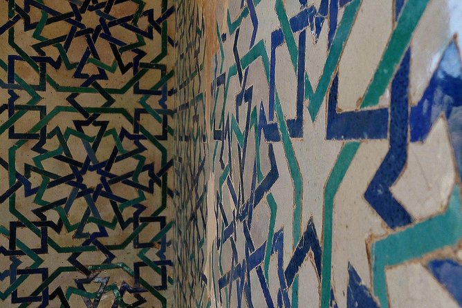 Alhambra &Charles Palace Guided Tour with Optional Nasrid Palaces - What the guides do well, and where the format can struggle