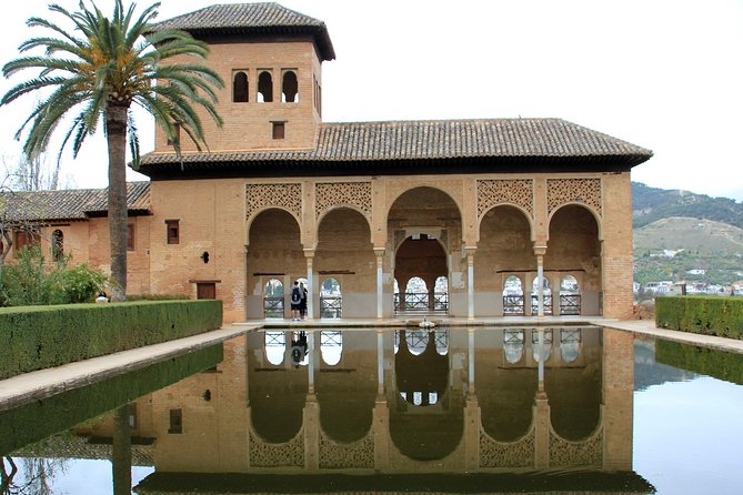 Alhambra Complete: Ticket Skip-the-Line Nasrid Palace and Generalife with Guide - The Alcazaba: start with the fortress