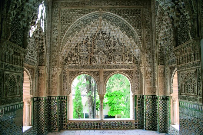 Alhambra Complete: Ticket Skip-the-Line Nasrid Palace and Generalife with Guide - The Generalife: royal rest and useful gardens