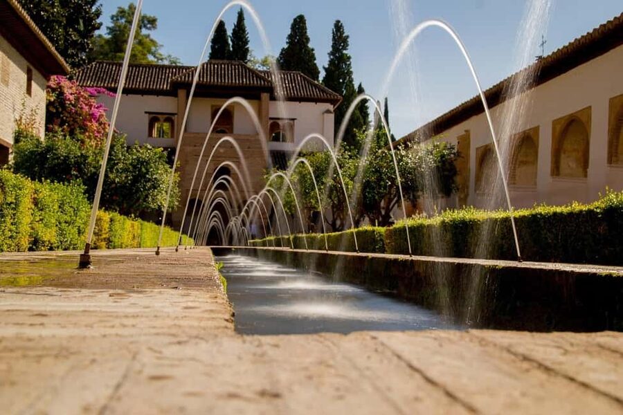 Alhambra: complete tour with Nasrid Palaces, official tour guide, and tickets - The guide makes the biggest difference