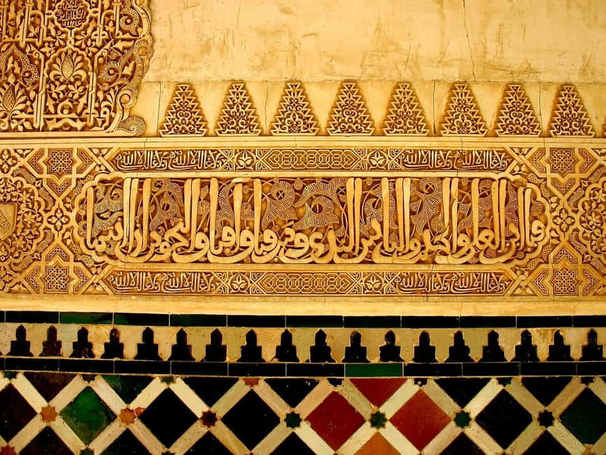 Alhambra: complete tour with Nasrid Palaces, official tour guide, and tickets - Who should book this experience?