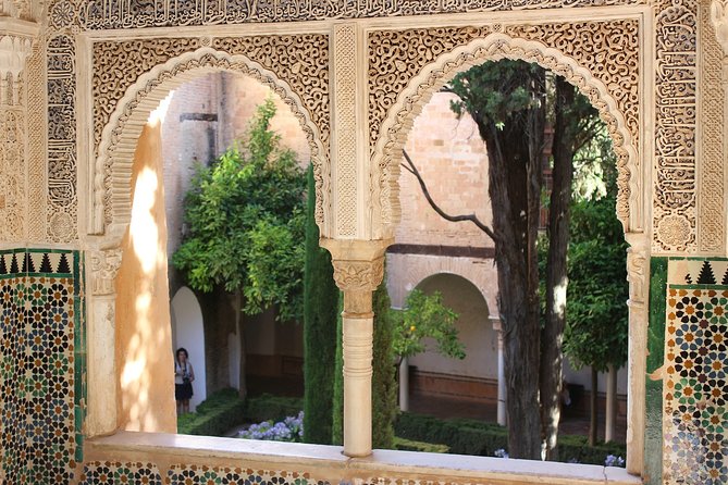 Alhambra & Generalife Skip the Line Premium Tour including Nasrid Palaces - Why a guided Alhambra visit helps
