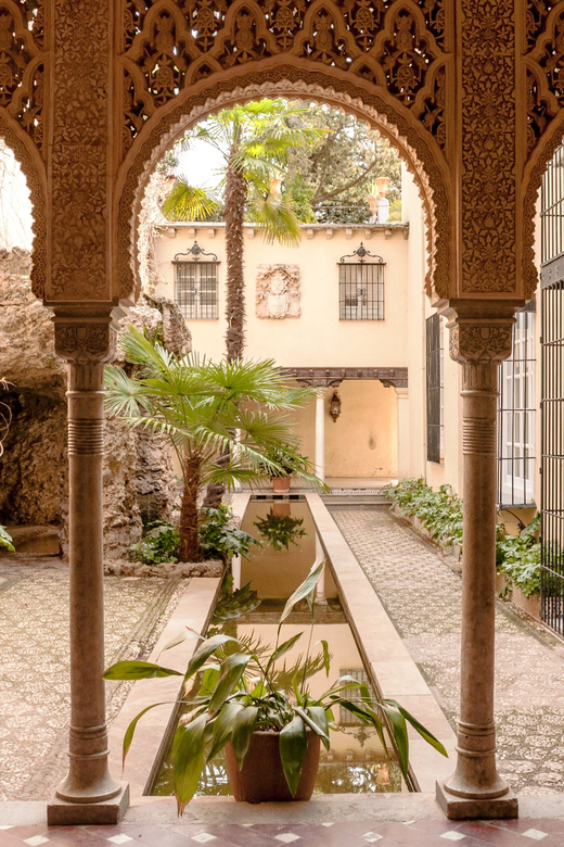 Alhambra & Nasrid Palace: Private Tour with Tickets - Who should book this private tour?