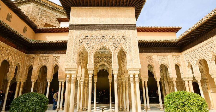 Alhambra, Nasrid Palaces, and Generalife 3-Hour Guided Tour - Charles V Palace and the contrast in design