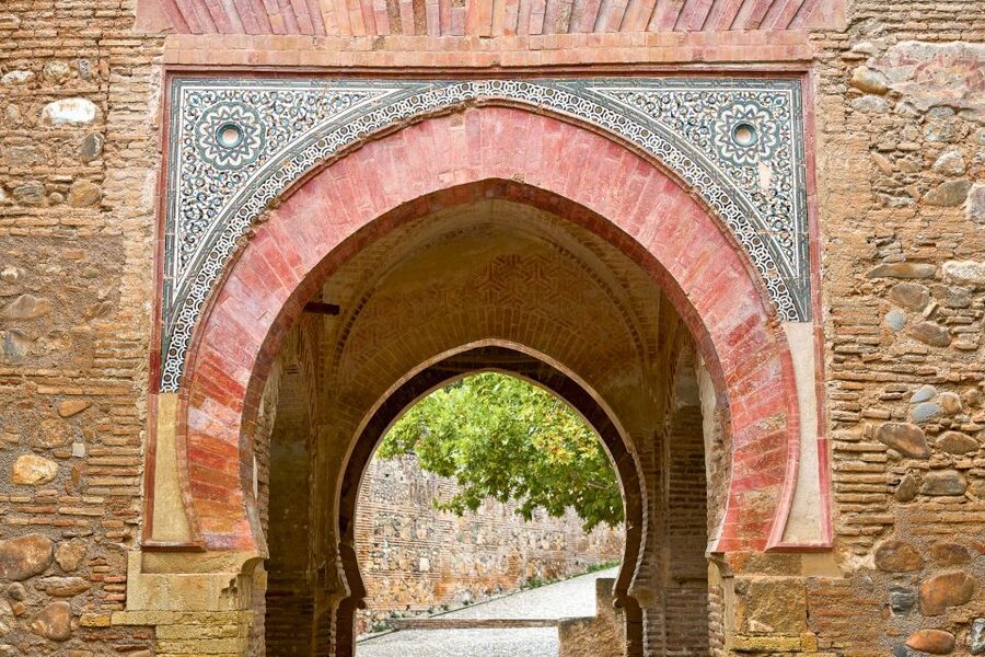 Alhambra, Nasrid Palaces, and Generalife 3-Hour Guided Tour - The pace, group size, and headphones