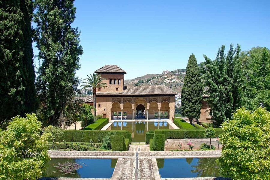 Alhambra: tour without Nasrid Palaces with official tour guide and tickets - Key points to know before booking