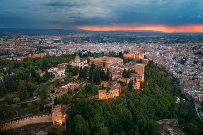 Alhambra with Nazaries Palaces Private Tour - What the guides add to the experience