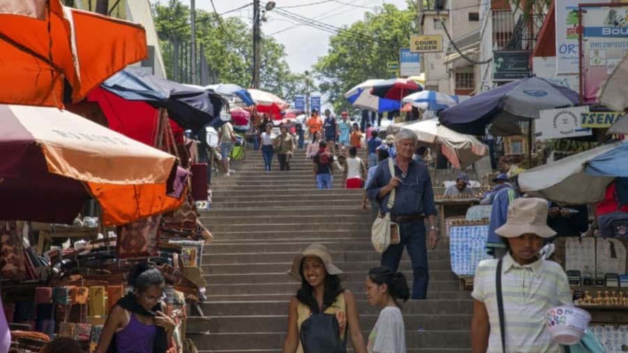 Antananarivo: Guided Tour and sunset in queen's palace - A first walk through Antananarivo