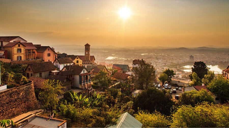 Antananarivo: Guided Tour and sunset in queen's palace - Antaninarenina and the older city streets