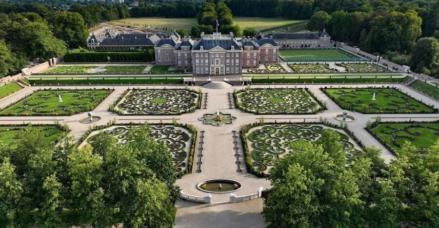 Apeldoorn: Het Loo Palace Entry Ticket - Entering through the underground foyer