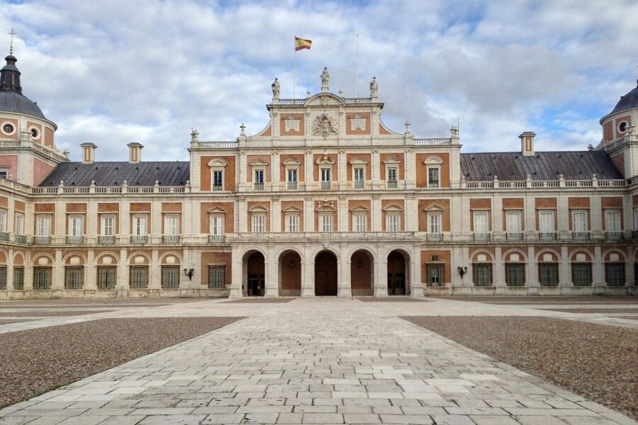 Aranjuez: Fast-Track Entry to the Royal Palace - The King’s Garden and its central fountain