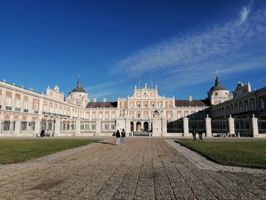 Aranjuez: Royal Palace Guided Tour - Meeting at Cafe de Damas and entering the palace