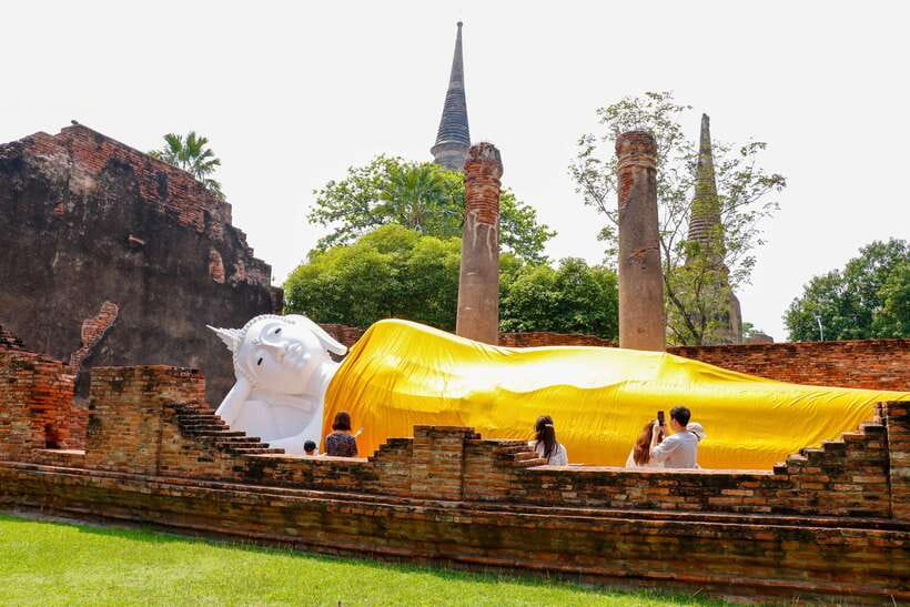 Ayutthaya One Day: Famous Temples & Bang Pa-In Palace Tour - Wat Chaiwatthanaram brings Khmer-style drama