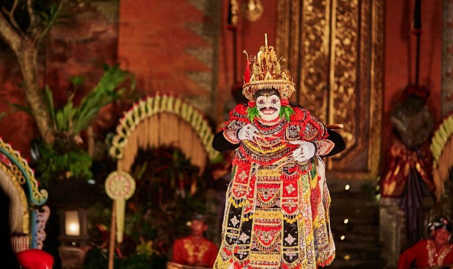 Bali: Ubud Palace Legong Dance Show Ticket - Arriving at Ubud Palace and finding the show