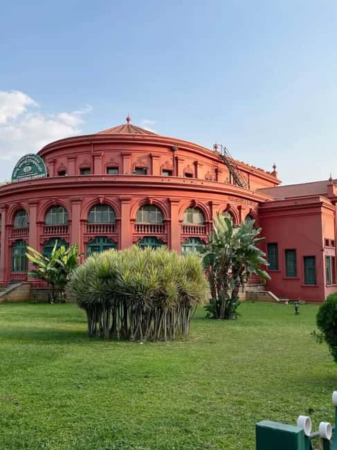 Bangalore City Tour: Lalbagh, Tipu Palace & Bull Temple - ISKCON Temple and a change of atmosphere