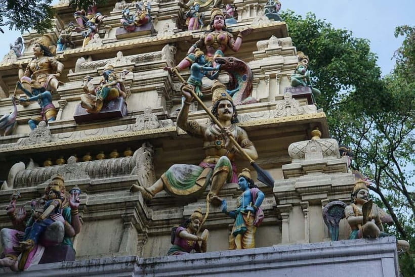Bangalore: Palace, Temples, Fort & Markets Walking Tour - Bangalore Fort and the city’s changing rulers