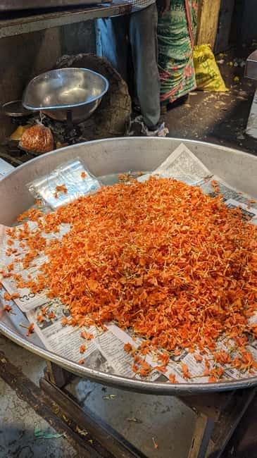 Bangalore Walking Tour KR Flower Market,Fort,Tippu palace - Meeting vendors, tasting fruit, and shopping