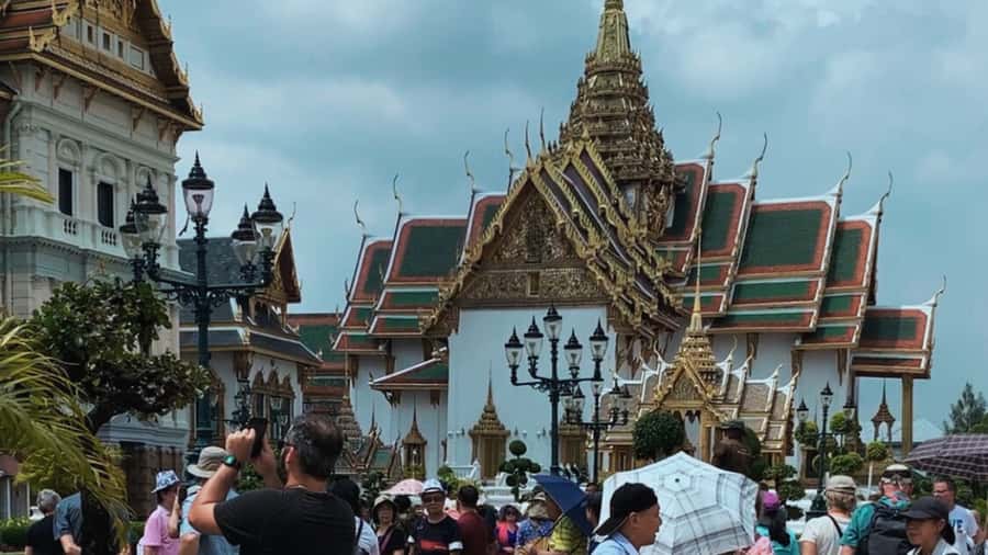Bangkok: City Highlights Private Tour with Palace & Temples - Tha Chang Pier and a short riverfront pause