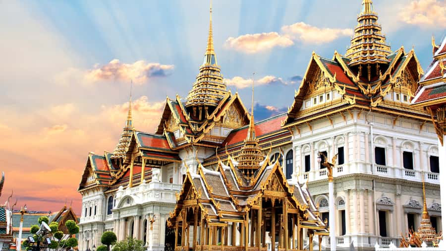 Bangkok: City Highlights Private Tour with Palace & Temples - Walking, clothing, and comfort