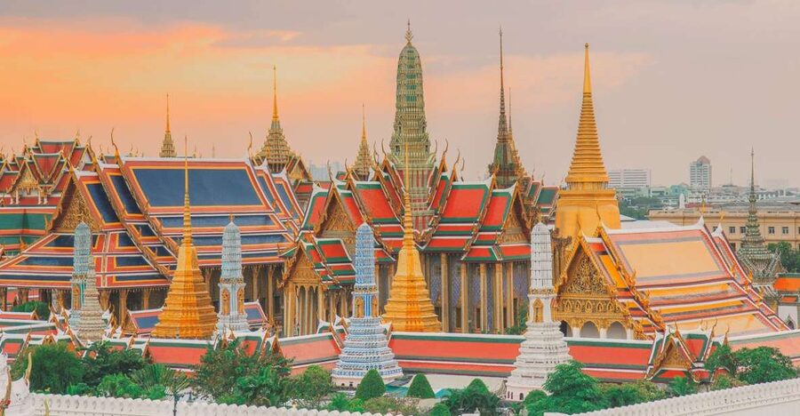 Bangkok: Grand Palace and Emerald Buddha Half-Day Tour - Wat Phra Kaew and the Emerald Buddha