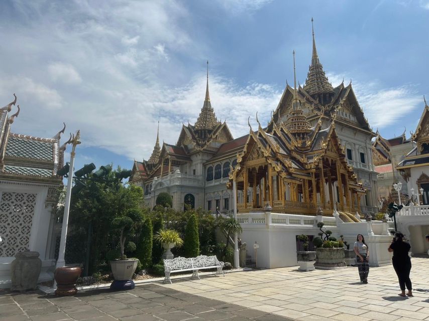 Bangkok: Grand palace and Iconic temple Half-Day Private - The guide is the main value