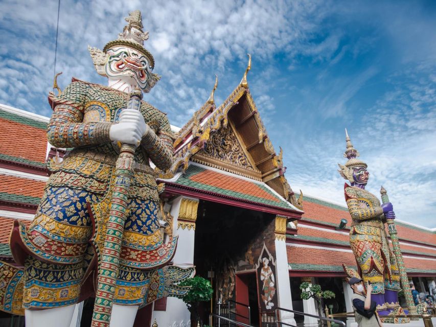 Bangkok: Grand Palace and Wat Arun Guided Walking Tour - Seeing Wat Arun up close