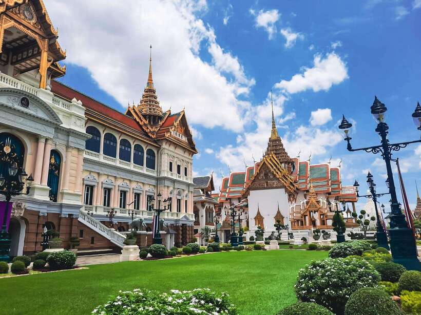 Bangkok: Grand Palace and Wat Phra Kaew Guided Walking Tour - Inside Wat Phra Kaew and the Emerald Buddha
