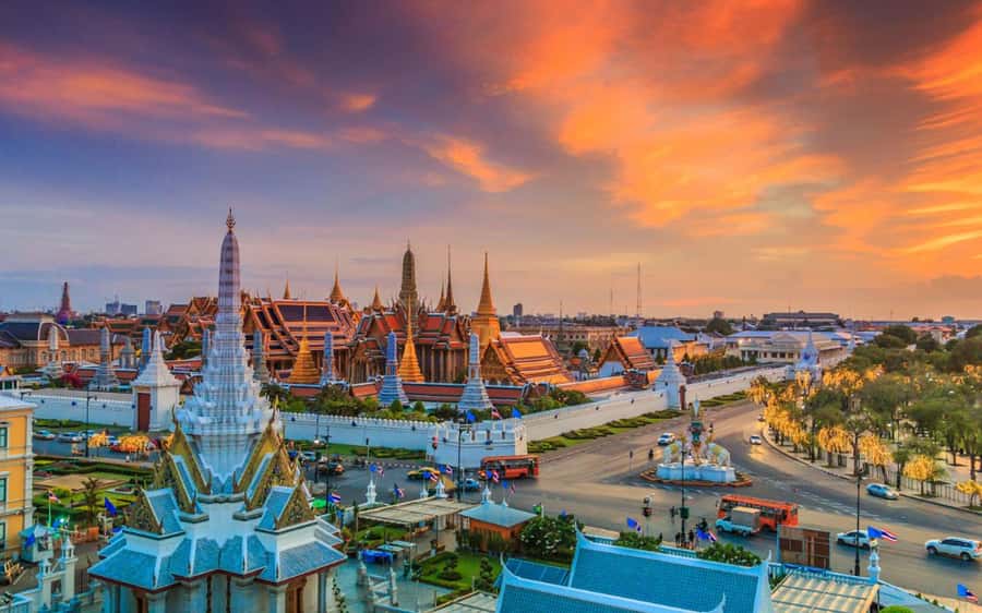 Bangkok: Grand Palace, Wat Arun & Giant Buddha Iconic Tour - A short public ferry crossing to the Grand Palace