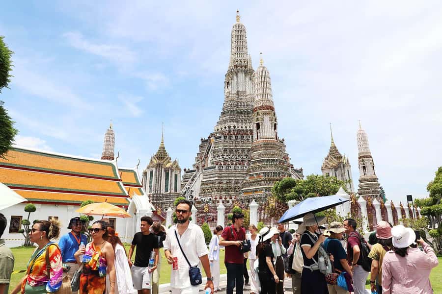 Bangkok: Grand Palace, Wat Arun & Giant Buddha Iconic Tour - River lunch near Somdet Phra Pinklao Bridge