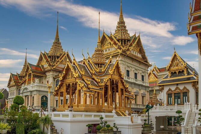 Bangkok: Grand Palace, Wat Pho and Chinatown Walking Tour - Why this five-hour route works for a first Bangkok visit