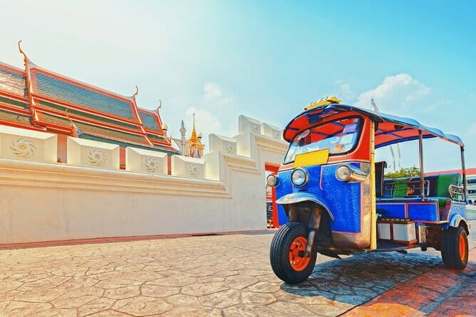 Bangkok: Grand Palace, Wat Pho and Chinatown Walking Tour - Guides are the strongest part of the experience