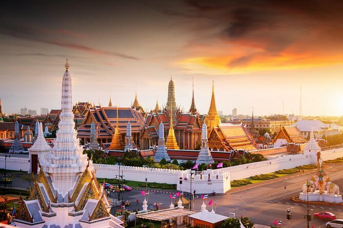 Bangkok: Grand Palace, Wat Pho and Chinatown Walking Tour - Chinatown: food, temples, and a lively first hour