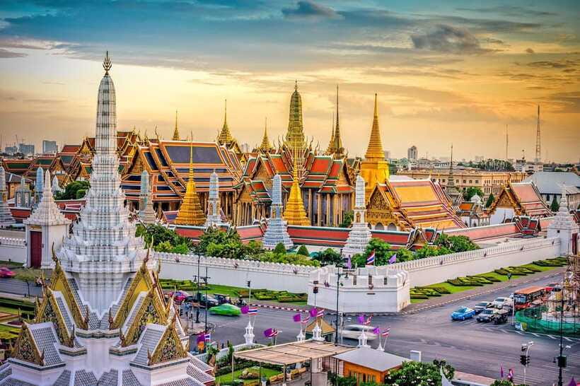 Bangkok: Grand Palace, Wat Pho, and Wat Arun Guided Tour - What the guides add to the experience