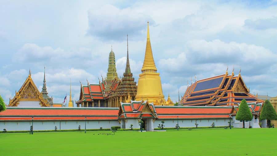 Bangkok: Grand Palace & Wat Pho Half-Day Private Tour - Seeing Wat Pho’s 151-foot Reclining Buddha