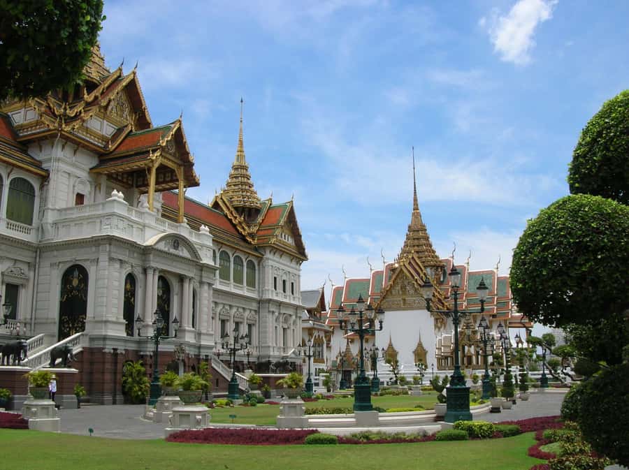 Bangkok: Grand Palace & Wat Pho Half-Day Private Tour - Heat, crowds, clothing, and walking