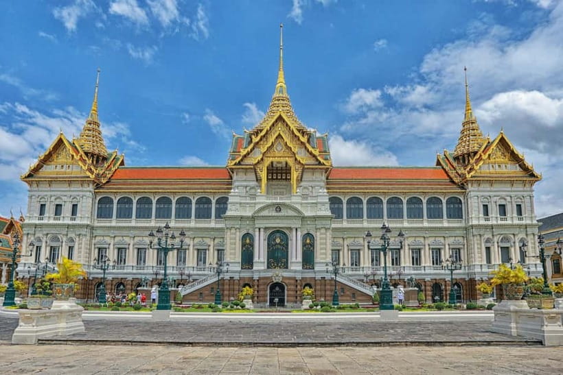 Bangkok: Grand Palace, Wat Pho, Wat Arun Sacred & Local Tour - Starting by the Chao Phraya River