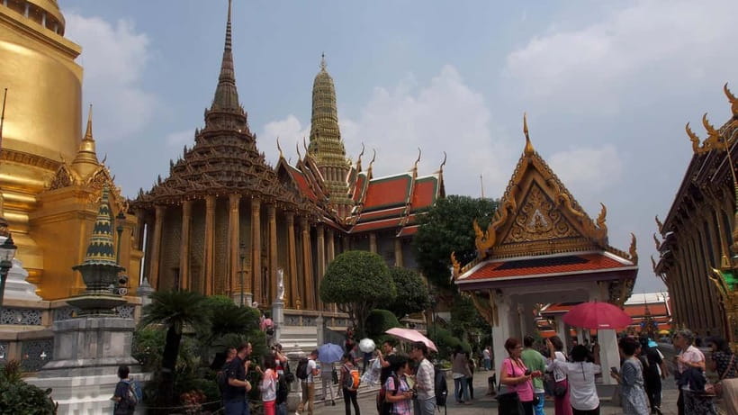 Bangkok: Grand Palace, Wat Pho, Wat Arun Sacred & Local Tour - Finishing at Pak Khlong Talat Flower Market