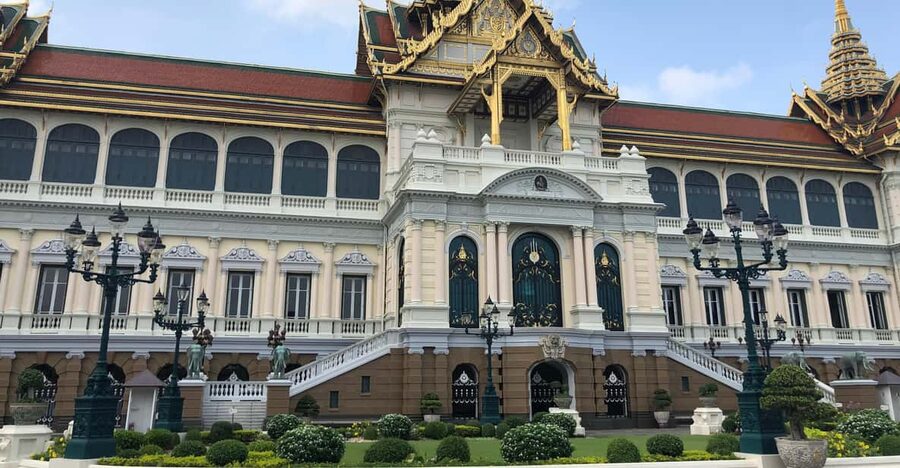 Bangkok: Grand Palace, Wat Pho & Wat Arun Tour in Italian - Starting at Sathorn Pier with Bangkok’s river traffic