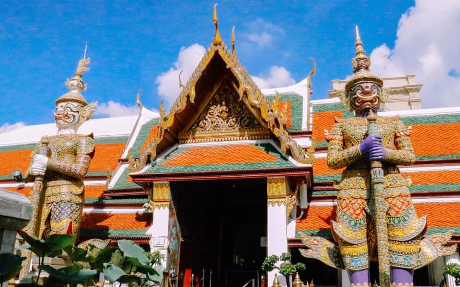 Bangkok: Grand Palace, Wat Pho, & Wat Arun Walking Tour - Wat Phra Kaew and the Emerald Buddha