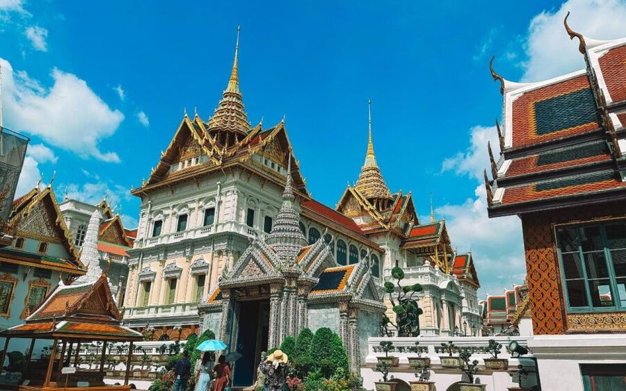 Bangkok: Grand Palace, Wat Pho, & Wat Arun Walking Tour - Wat Arun’s porcelain spires