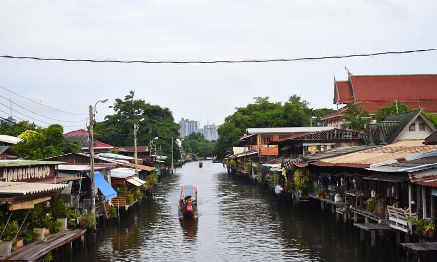 Bangkok: Highlights Tour wth Grand Palace & Must See Temples - Crossing the river to Wat Arun